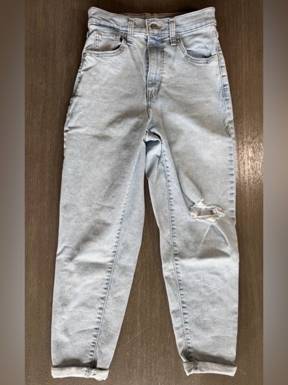 Levi’s Light Blue Wash Denim Mom Jeans 26